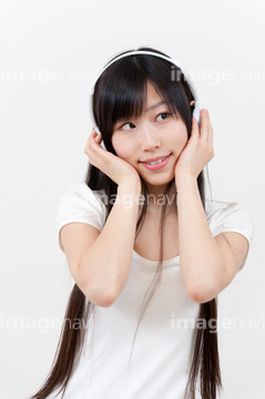 耳に当てる の画像素材 日本人 人物の写真素材ならイメージナビ