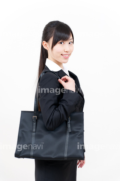 肩に掛ける の画像素材 日本人 人物の写真素材ならイメージナビ