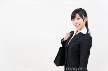 肩に掛ける の画像素材 日本人 人物の写真素材ならイメージナビ