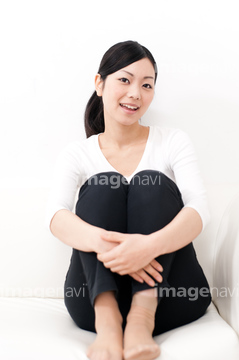 女 正面 座る 体育座り 顔 若者 の画像素材 年齢 人物の写真素材ならイメージナビ