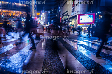 スクランブル交差点 夜 雨 の画像素材 道路 乗り物 交通の写真素材ならイメージナビ