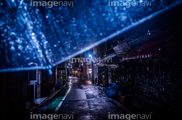 ビル 道路 夜 雨 ロイヤリティフリー の画像素材 道路 乗り物 交通の写真素材ならイメージナビ