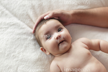 赤ちゃん 頭を撫でる の画像素材 家族 人間関係 人物の写真素材ならイメージナビ