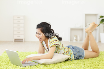 寝る 日本人 女の子 下半身 少女 の画像素材 日本人 人物の写真素材ならイメージナビ