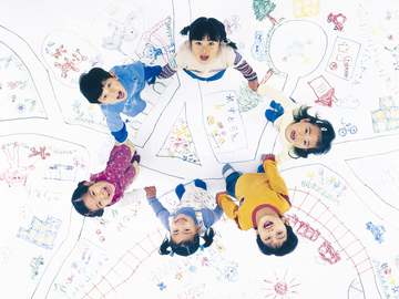 学校 教育向け熱心に絵を描く子ども 子供 年齢層 日本人 立つ の画像素材 年齢 人物の写真素材ならイメージナビ