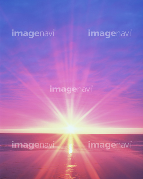 自然 風景 空 地平線 水平線 朝日 太陽 日差し ピンク色 の画像素材 写真素材ならイメージナビ