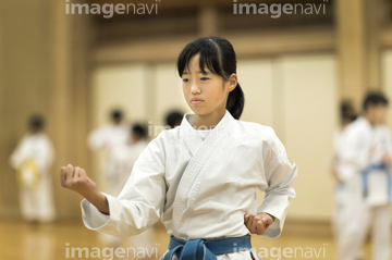 スポーツ 武道 格闘技 空手 構える 1人 の画像素材 写真素材ならイメージナビ