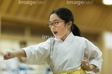 スポーツ 武道 格闘技 空手 構える 1人 の画像素材 写真素材ならイメージナビ