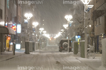 雪の降る街 の画像素材 ファッション用品 オブジェクトの写真素材ならイメージナビ