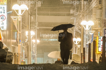 雪の降る街 の画像素材 ファッション用品 オブジェクトの写真素材ならイメージナビ