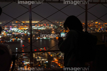 夜景 女性 シルエット の画像素材 都会 町並 建築の写真素材ならイメージナビ