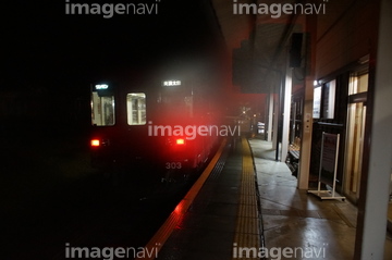 日本の駅 ホーム 夜 の画像素材 鉄道 乗り物 交通の写真素材ならイメージナビ