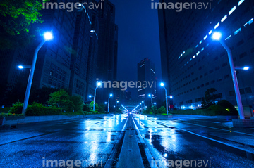 ビル 道路 夜 雨 ロイヤリティフリー の画像素材 道路 乗り物 交通の写真素材ならイメージナビ