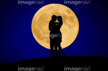 カップル 夜空 シルエット の画像素材 趣味 遊び ライフスタイルの写真素材ならイメージナビ