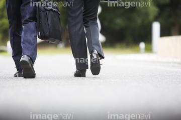 男性 後ろ姿 日本人 スーツ 足の部分 の画像素材 ビジネスシーン ビジネスの写真素材ならイメージナビ