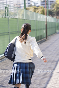 制服 走る 後ろ の画像素材 行動 人物の写真素材ならイメージナビ