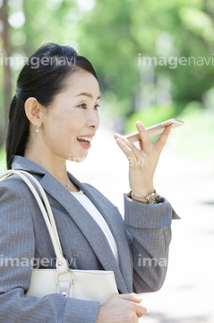 熟年 女性 日本人 春 下半身 の画像素材 リビング ライフスタイルの写真素材ならイメージナビ