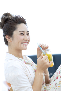 ストロー 飲む 座る かわいい の画像素材 季節 人物の写真素材ならイメージナビ ストロー 飲む 座る かわいい の画像素材 季節 人物の写真素材ならイメージナビ