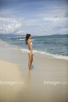 女性 横向き 全身 立ち姿 水着 の画像素材 ウォータースポーツ スポーツの写真素材ならイメージナビ