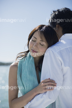 抱きしめる 恋人 アジア人 後ろ向き の画像素材 構図 人物の写真素材ならイメージナビ