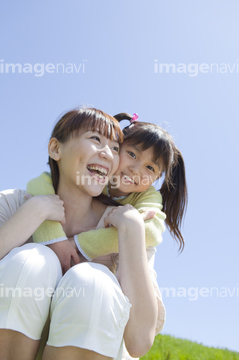 親子 抱き合う 座る しゃがむ の画像素材 外国人 人物の写真素材ならイメージナビ