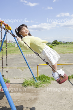 学校 教育向け遊具で遊ぶ子ども 立つ の画像素材 学校生活 ライフスタイルの写真素材ならイメージナビ