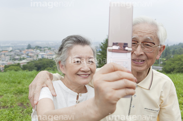 自撮り カップル 日本人 70代 の画像素材 春 夏の行事 行事 祝い事の写真素材ならイメージナビ