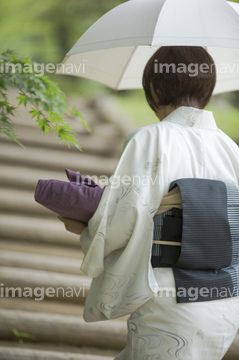 着物 女性 後ろ姿 年配の女性 の画像素材 その他のライフスタイルの写真素材ならイメージナビ