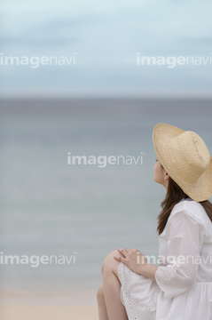 ワンピース 麦わら帽子 少ない の画像素材 日本人 人物の写真素材ならイメージナビ