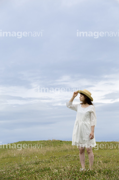 ワンピース 麦わら帽子 少ない の画像素材 日本人 人物の写真素材ならイメージナビ