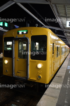 日本の駅 ホーム 夜 の画像素材 鉄道 乗り物 交通の写真素材ならイメージナビ