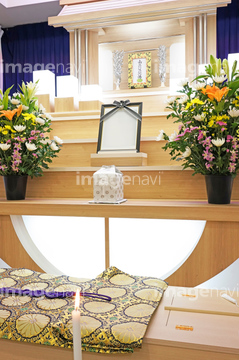 遺影写真 悲しみ】の画像素材  構図・人物の写真素材ならイメージナビ