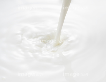 牛乳を注ぐ の画像素材 飲み物 食べ物の写真素材ならイメージナビ