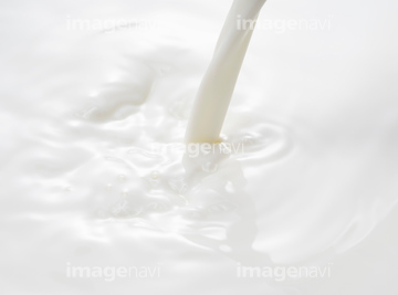 牛乳を注ぐ の画像素材 飲み物 食べ物の写真素材ならイメージナビ