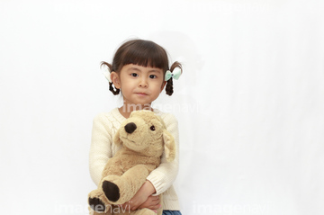 ぬいぐるみ 抱える 女の子 1人 だっこ の画像素材 日本人 人物の写真素材ならイメージナビ