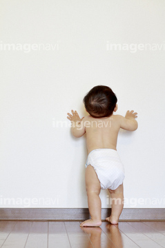 つかまり立ち の画像素材 日本人 人物の写真素材ならイメージナビ