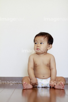 裸 幼児 女の子 日本人 座る の画像素材 日本人 人物の写真素材ならイメージナビ