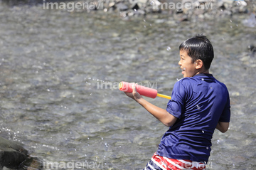 川遊び 子供 アジア人 小学生 の画像素材 日本人 人物の写真素材ならイメージナビ