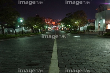 ビル 道路 夜 雨 ロイヤリティフリー の画像素材 道路 乗り物 交通の写真素材ならイメージナビ