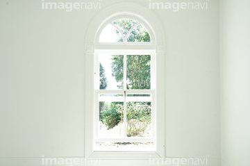 木漏れ日 壁 春 の画像素材 金属 ガラス バックグラウンドの写真素材ならイメージナビ