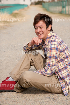 座る ポーズ 若い男性 立て膝 の画像素材 年齢 人物の写真素材ならイメージナビ