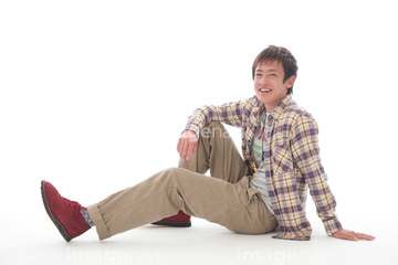 立て膝 男性 の画像素材 日本人 人物の写真素材ならイメージナビ