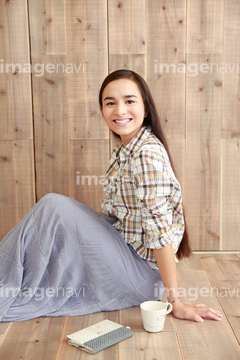 女性 座る 床 スカート ロングスカート の画像素材 日本人 人物の写真素材ならイメージナビ