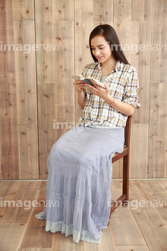 女性 座る 床 スカート ロングスカート の画像素材 日本人 人物の写真素材ならイメージナビ