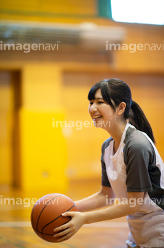 スポーツ 女子高生 クラブ活動 バスケットボール部 の画像素材 球技 スポーツの写真素材ならイメージナビ