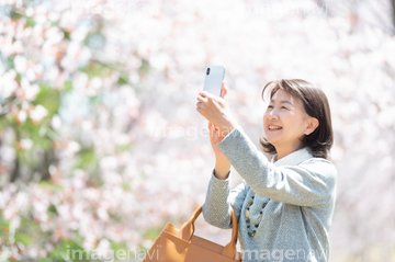 スマホ 日本人 60代 春 ロイヤリティフリー の画像素材 春 夏の行事 行事 祝い事の写真素材ならイメージナビ
