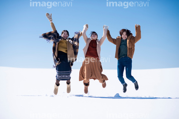 人物 構図 ジャンプ 動作 3人 喜び の画像素材 写真素材ならイメージナビ