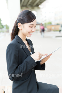 キャリアウーマン 日本人 笑顔 1人 スーツ 美人 Eメール の画像素材 科学 テクノロジーの写真素材ならイメージナビ