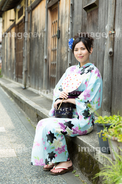 女性らしい 浴衣 ポーズ 座る の画像素材 写真素材ならイメージナビ