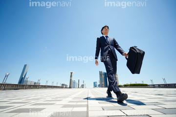 男性 アオリ 全身 スーツ の画像素材 ビジネスシーン ビジネスの写真素材ならイメージナビ